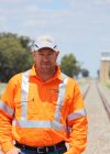 Ein Mitarbeiter der LINMAG auf den Gleisen in Australien